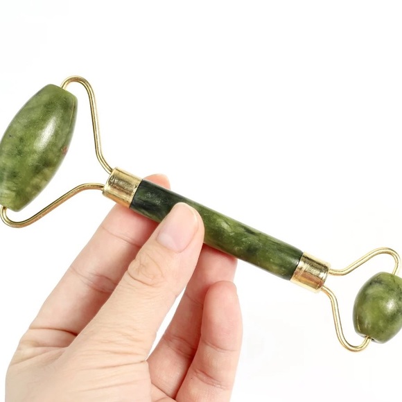 New Jade Roller & Gua Sha Heart Stone Massager Set - Picture 7 of 11